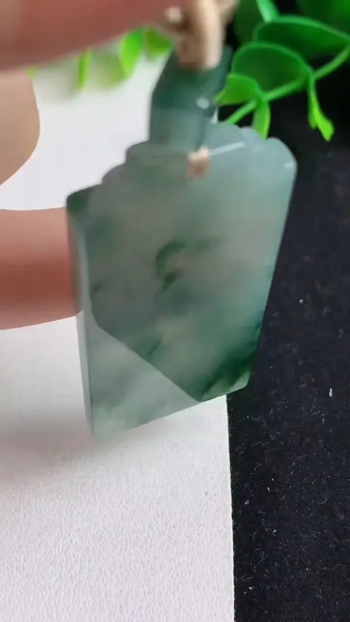 天然A货翡翠飘花仿古无事牌吊坠，尺寸50.4-24.4-4.8，重量:22.50g
5月19日