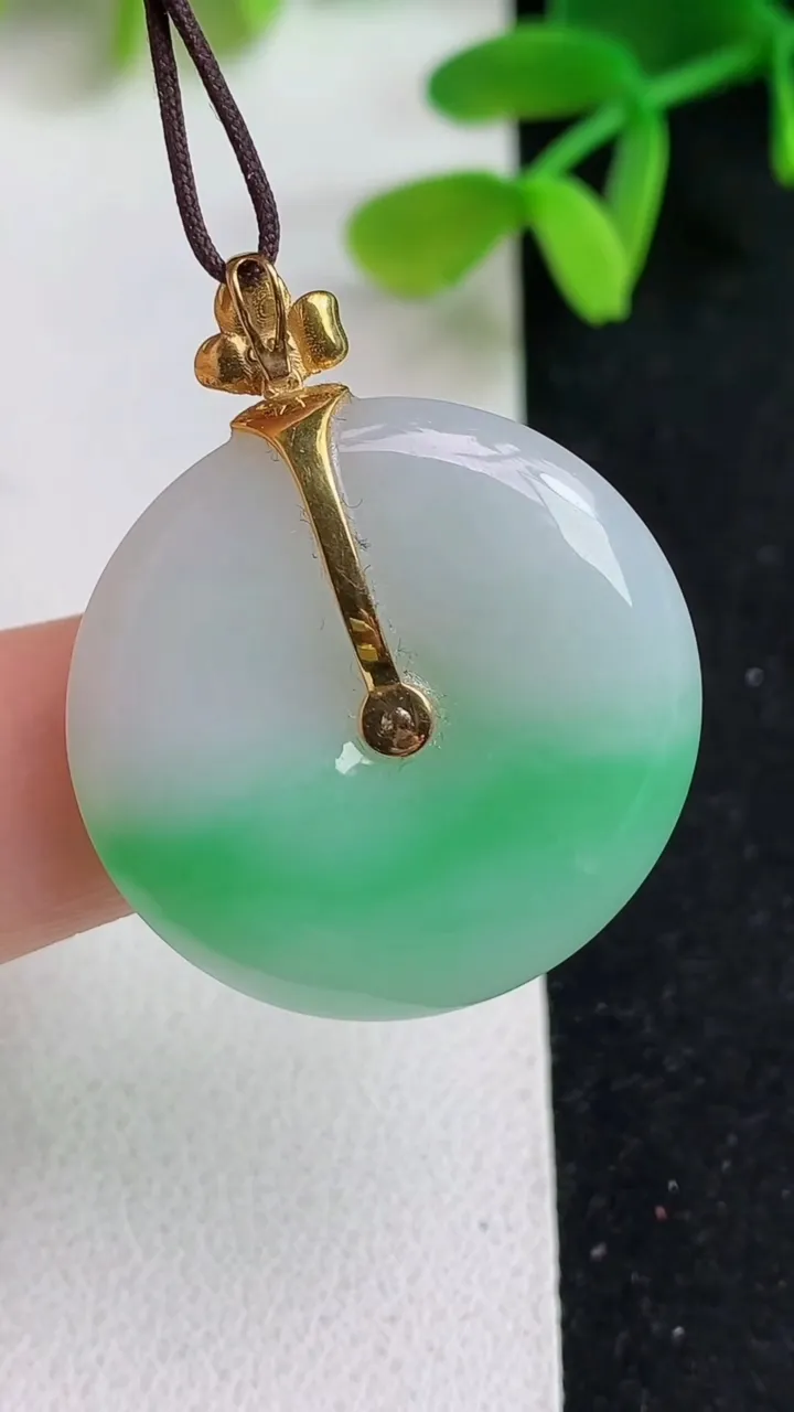 天然A货翡翠平安扣吊坠，尺寸27-4.8，重量:8.00g
5月19日
