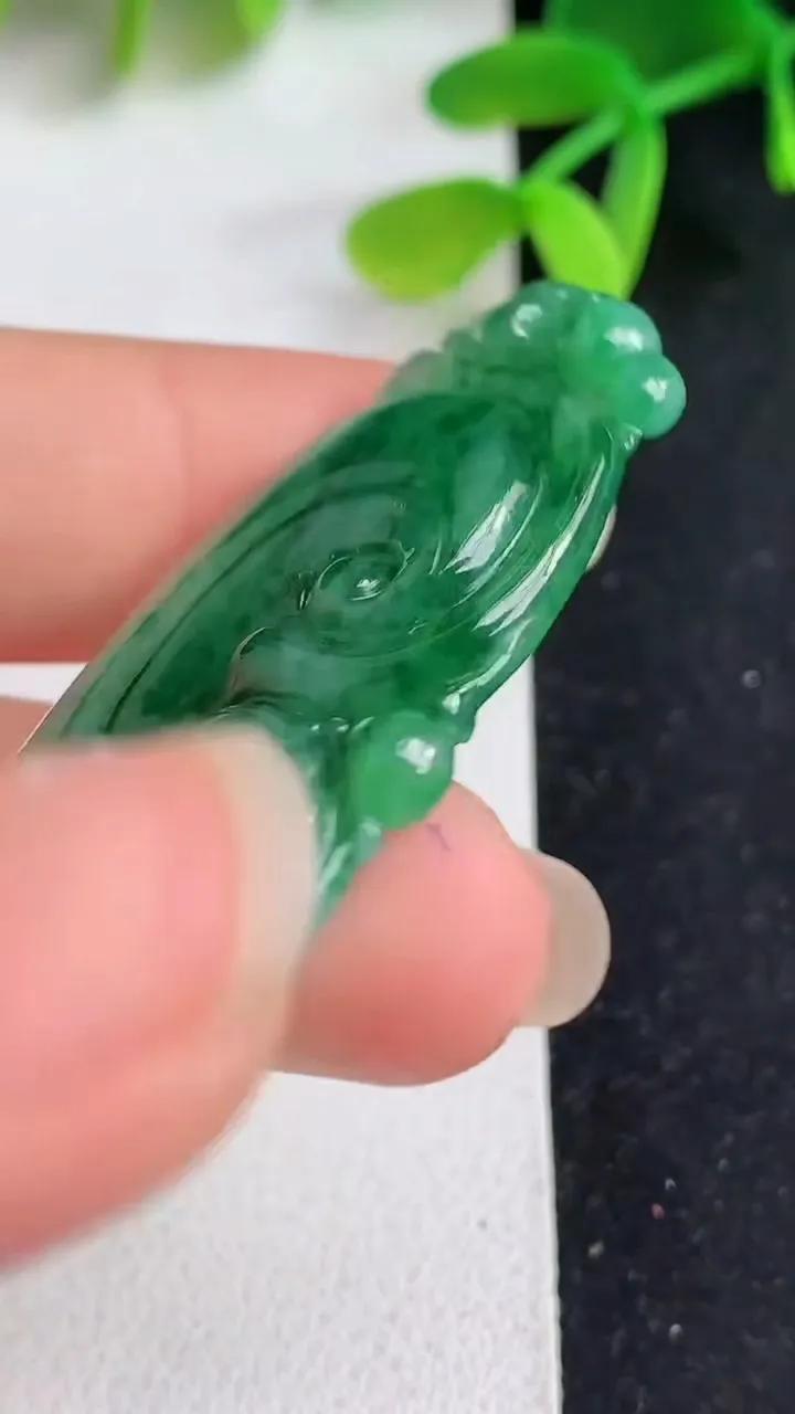 天然A货翡翠如意吊坠，尺寸43-20.7-5.7，重量:9.30g
5月19日
