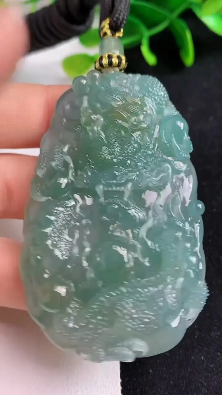 天然A货翡翠龙牌吊坠，尺寸66-40-9，重量:54.41g
5月19日