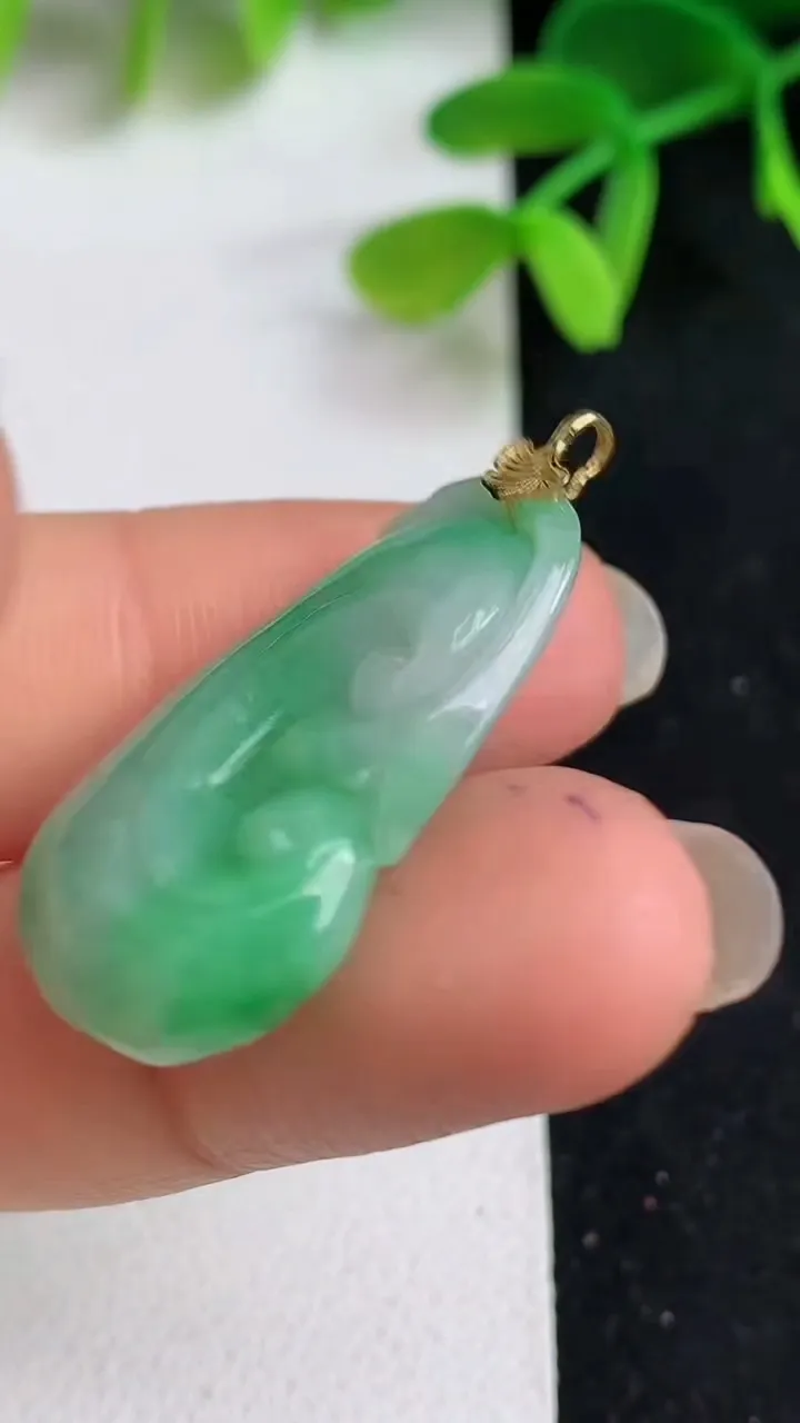 天然A货翡翠如意吊坠，尺寸27.5-17.5-5.7，重量:5.26g
5月19日