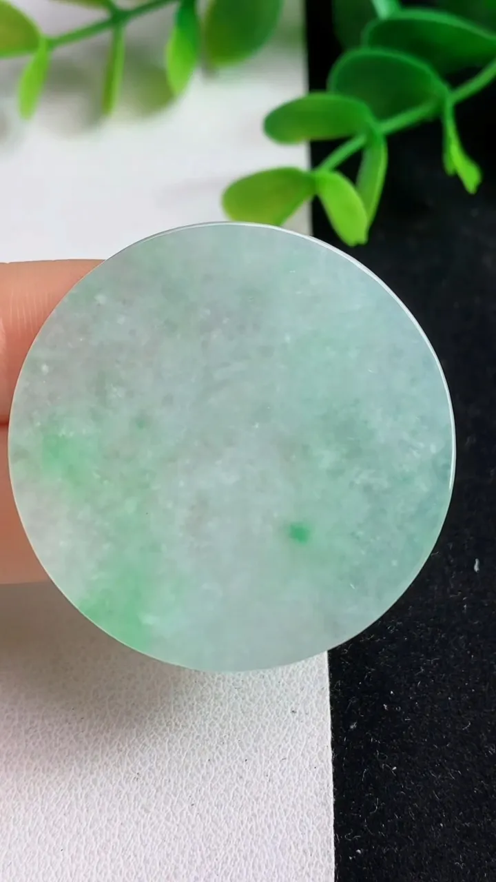 天然A货翡翠无事牌吊坠，尺寸40.6-2.6，重量:11.70g
5月19日