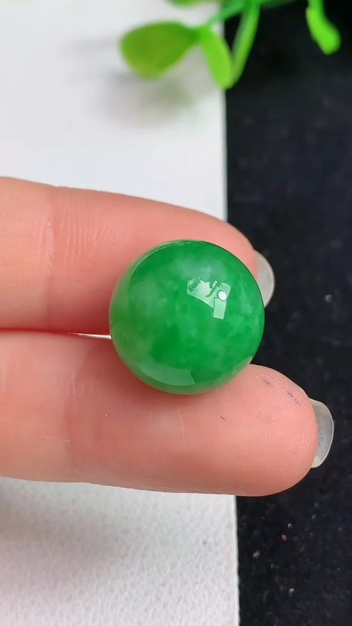 天然A货翡翠圆珠吊坠，尺寸15，重量:6.12g
5月19日