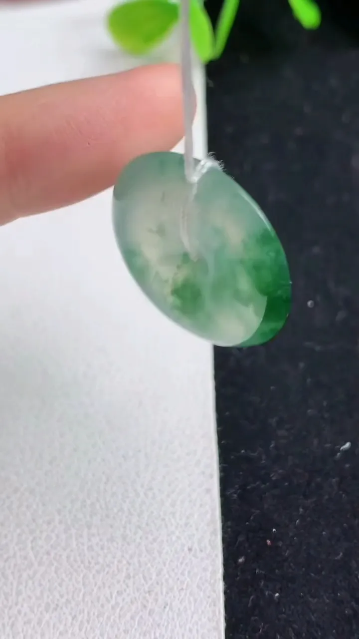 天然A货翡翠平安扣吊坠，尺寸22.3-5，重量:5.13g
5月19日