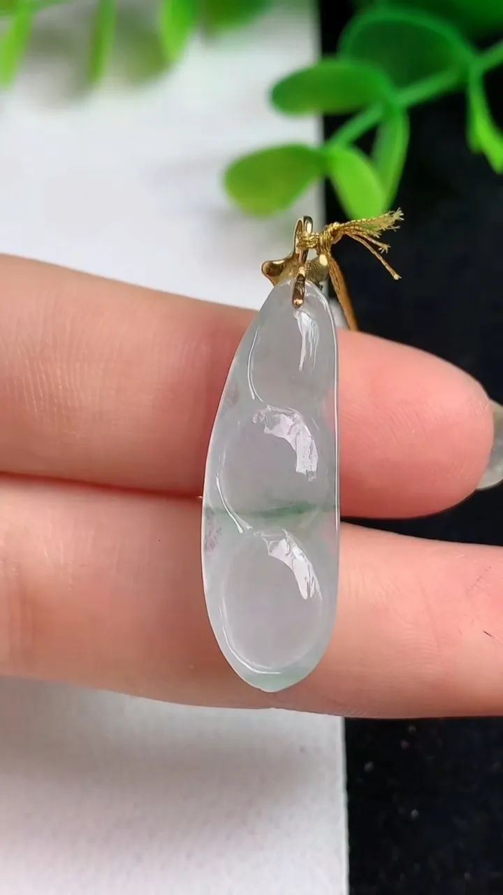 天然A货翡翠飘花福豆吊坠，尺寸28.6-9.7-4.2，重量:2.35g
5月19日