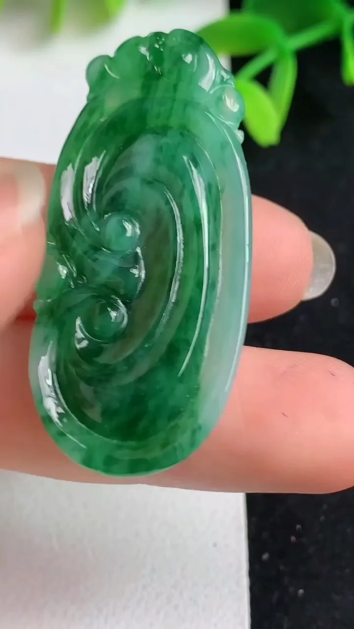 天然A货翡翠如意吊坠，尺寸43-20.7-5.7，重量:9.30g
5月19日