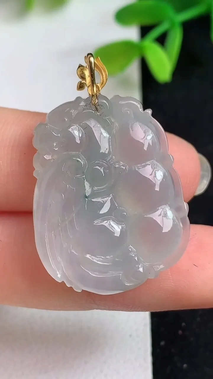 天然A货翡翠飘花龙牌吊坠，尺寸28.4-22.7-5，重量:6.35g
5月19日