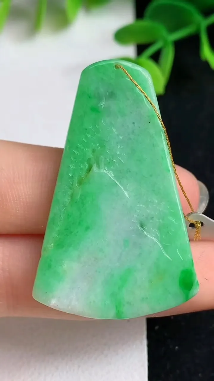 天然A货翡翠山水牌吊坠，尺寸43-26.3-5.3，重量:12.31g
5月19日