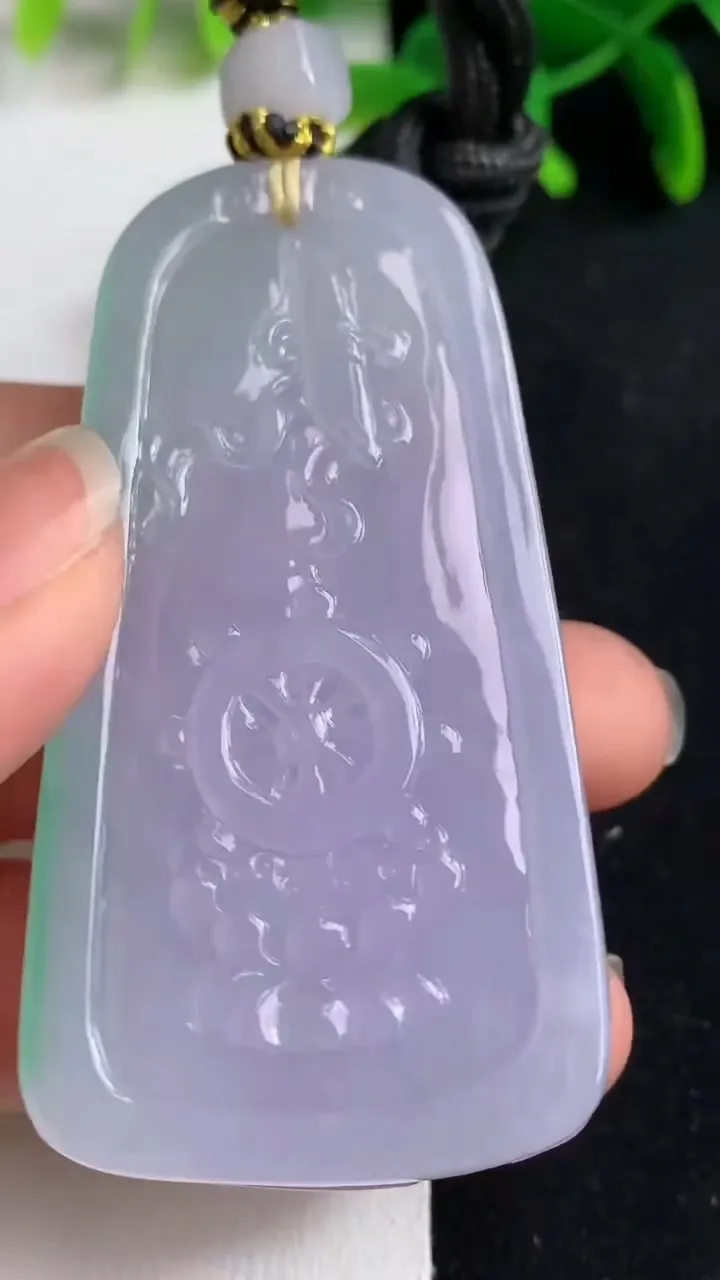天然A货翡翠春带彩 紫罗兰虚空藏观音菩萨吊坠，尺寸64.5-33.8-11.5，重量:58.91g
5月19日
