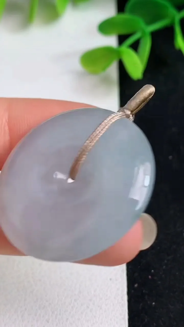 天然A货翡翠白冰平安扣吊坠，尺寸30.6-5.4，重量:11.06g
5月19日