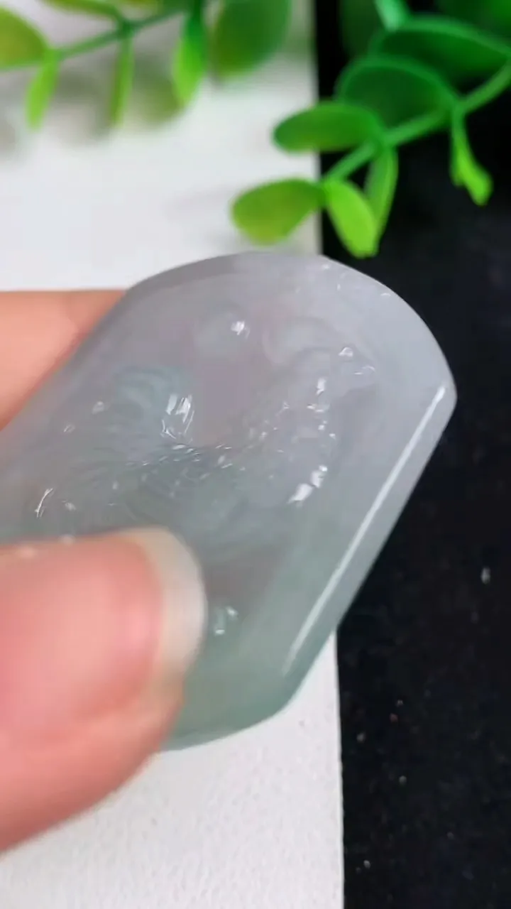 天然A货翡翠生肖鸡吊坠，尺寸44-37.7-4，重量:15.04g
5月19日