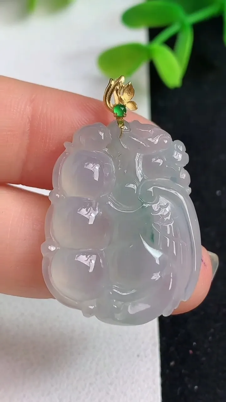 天然A货翡翠飘花龙牌吊坠，尺寸28.4-22.7-5，重量:6.35g
5月19日