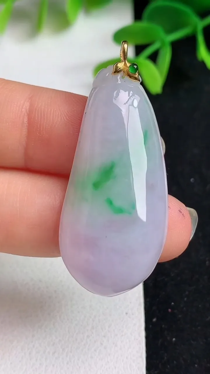 天然A货翡翠福瓜吊坠，尺寸39.4-18.6-6.8，重量:8.90g
5月19日