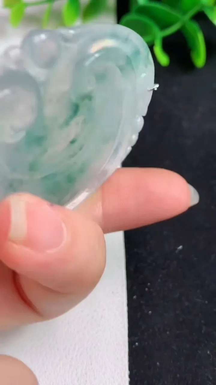 天然A货翡翠飘花如意吊坠，尺寸52.3-42.3-5.7，重量:23.00g
5月19日