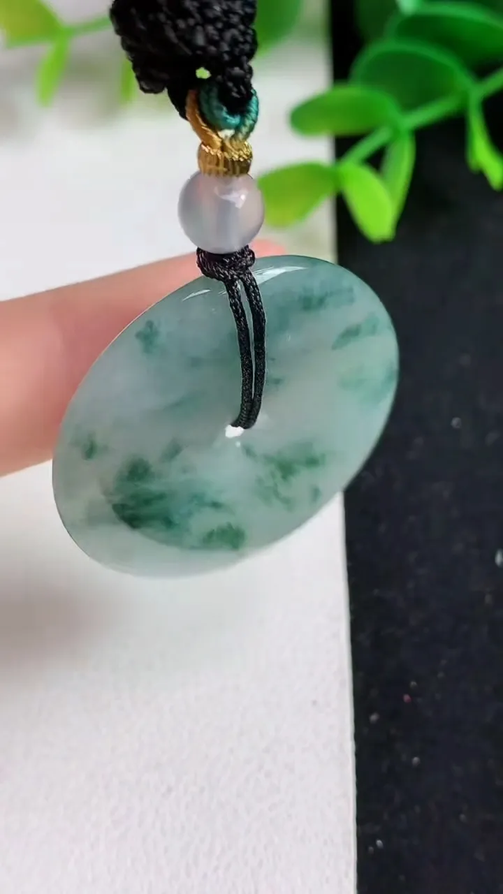 天然A货翡翠飘花平安扣吊坠，尺寸32.8-5.2，重:12.19g
5月19日