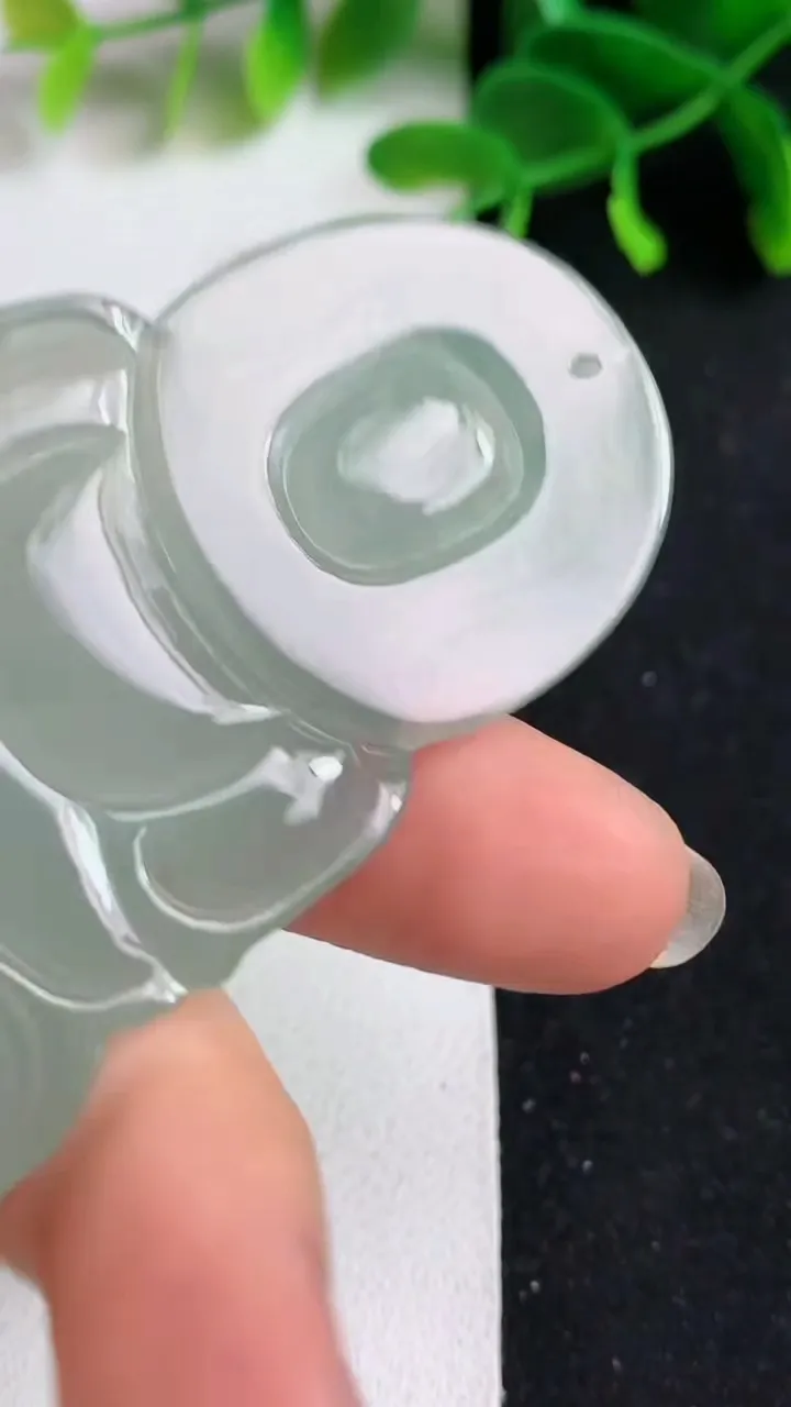 天然A货翡翠观音菩萨吊坠，尺寸65-41.4-5.5，重量:25.00g
5月19日