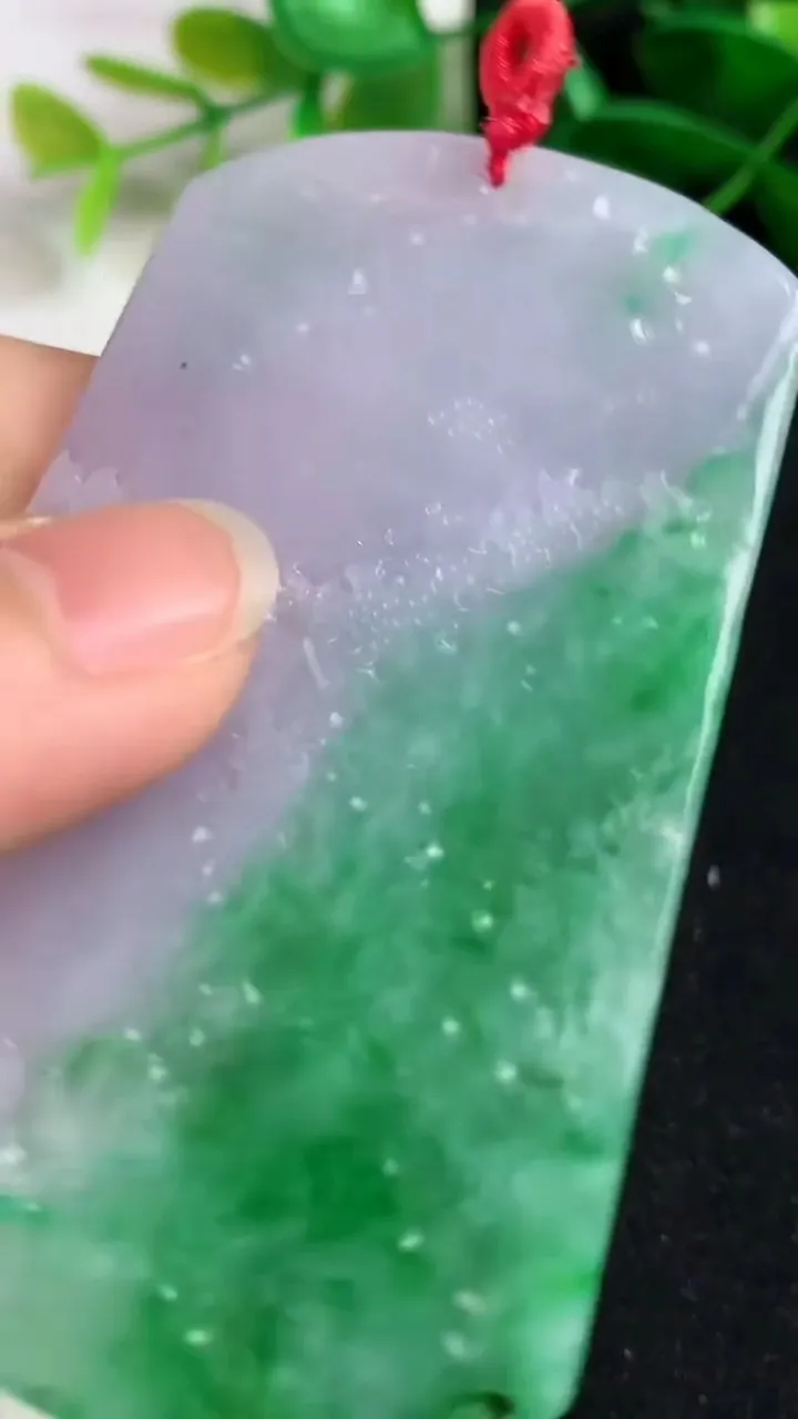 天然A货翡翠山水牌吊坠，尺寸71-44.2-5.6，重量:40.55g
5月19日