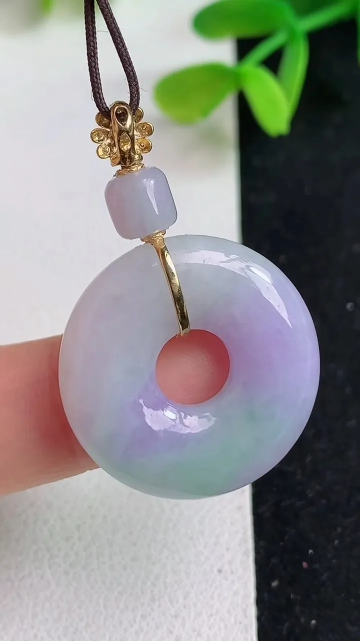 天然A货翡翠k金春带彩 紫罗兰平安环吊坠，尺寸23.8-5.4，重量:7.11g
5月19日