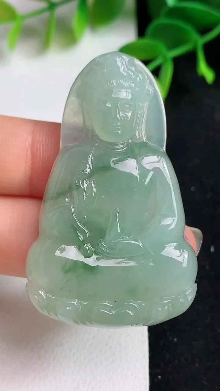 天然A货翡翠飘花素衣观音吊坠，尺寸50.8-31.2-6，重量:17.41g
5月19日
