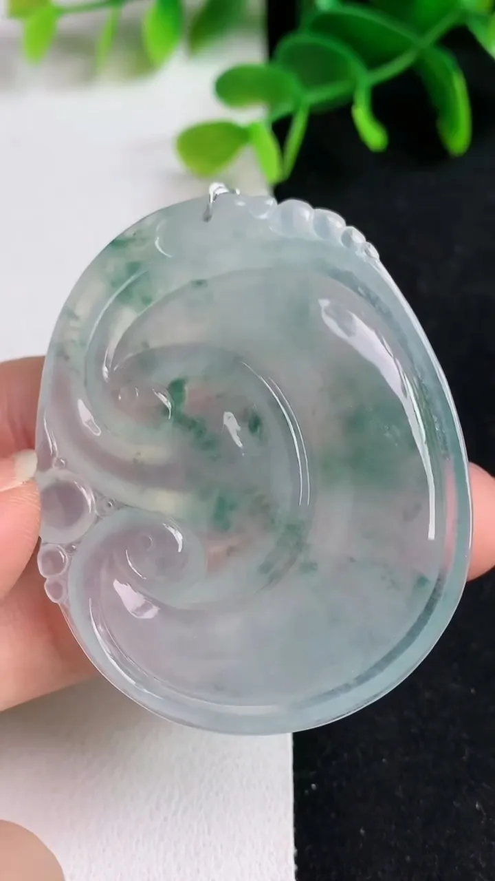 天然A货翡翠飘花如意吊坠，尺寸52.3-42.3-5.7，重量:23.00g
5月19日
