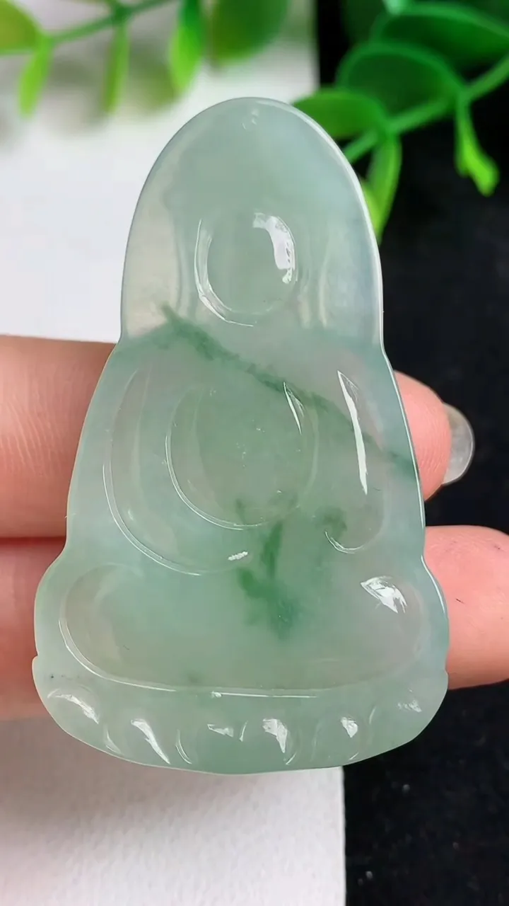 天然A货翡翠飘花素衣观音吊坠，尺寸50.8-31.2-6，重量:17.41g
5月19日