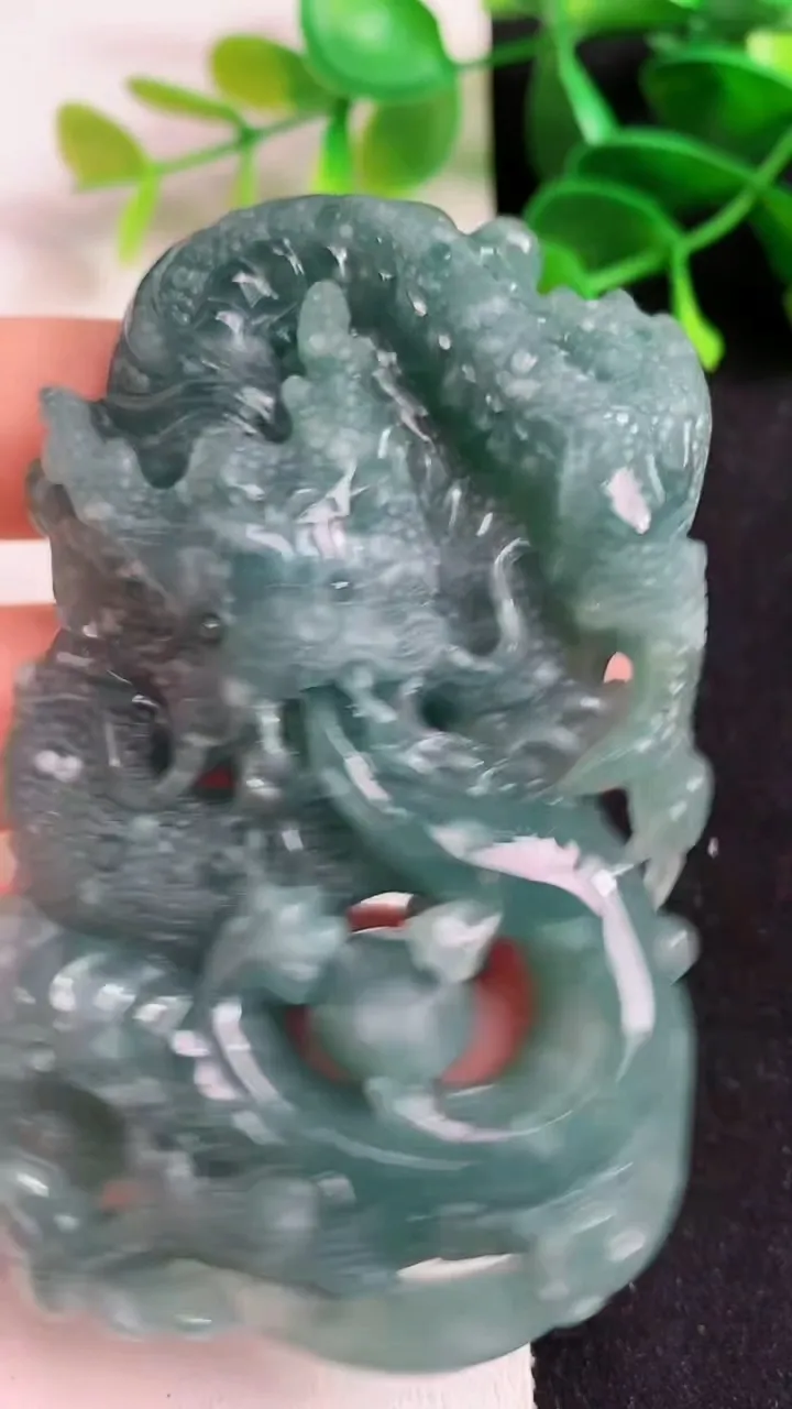 天然A货翡翠蓝水龙牌吊坠，尺寸78-45-13，重:72.26g
5月19日
