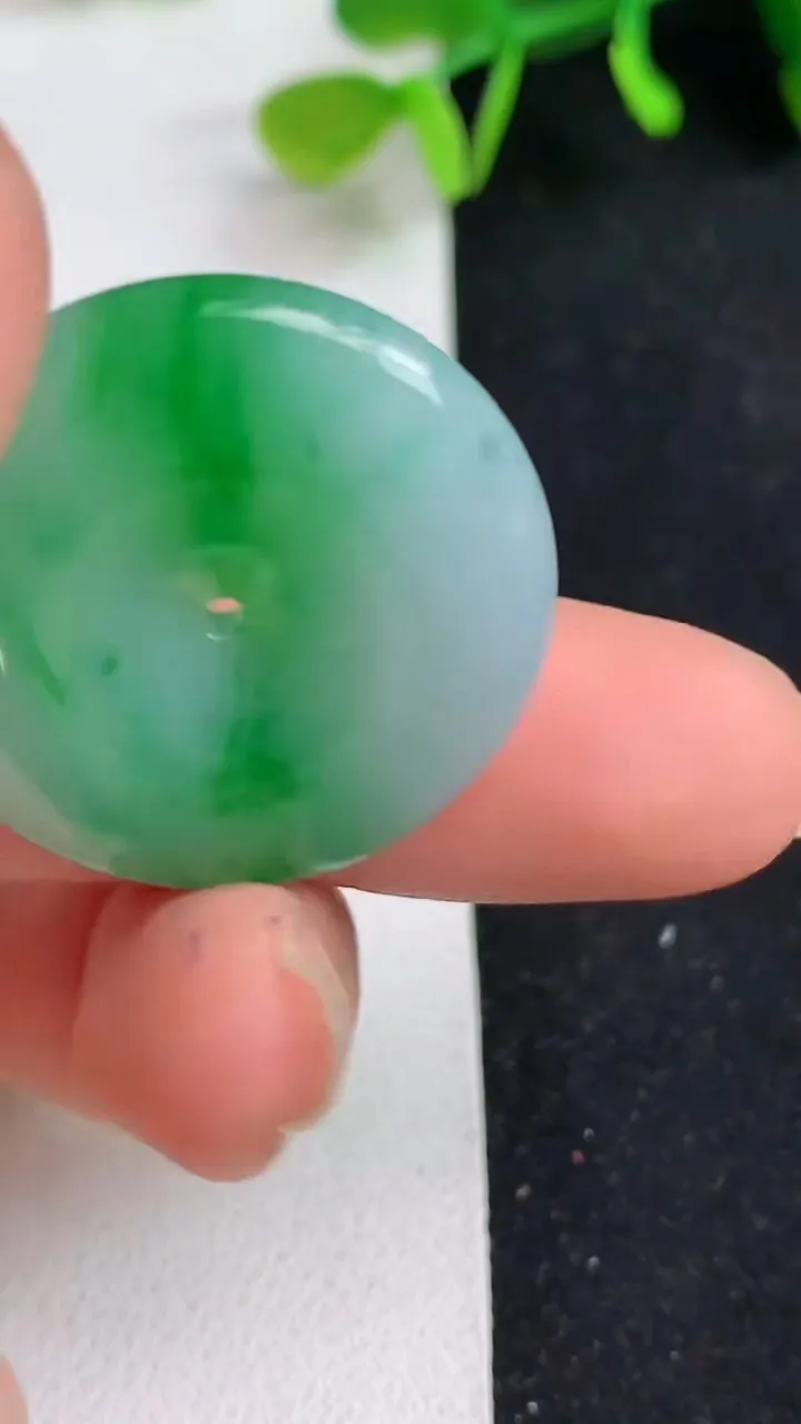 天然A货翡翠平安扣吊坠，尺寸28.2-5.8，重量:10.30g
5月19日