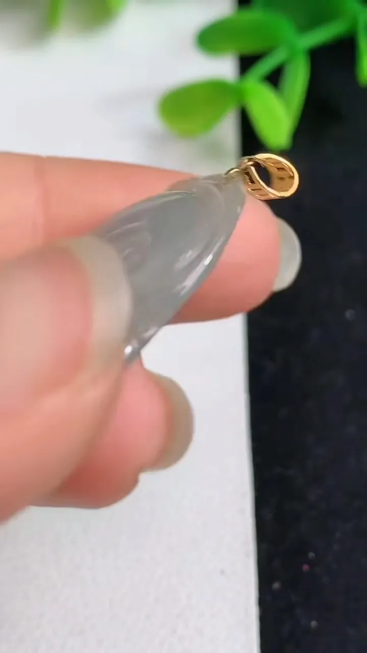 天然A货翡翠白冰如意吊坠，尺寸33-21.8-3.2，重量:4.38g
5月19日