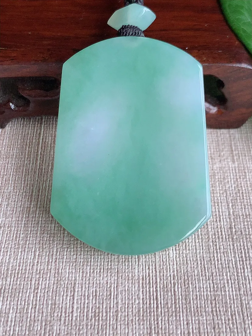 a货翡翠老坑冰种飘绿无事牌吊坠  尺寸55.3×39×6.7mm 重量41.85g 0518