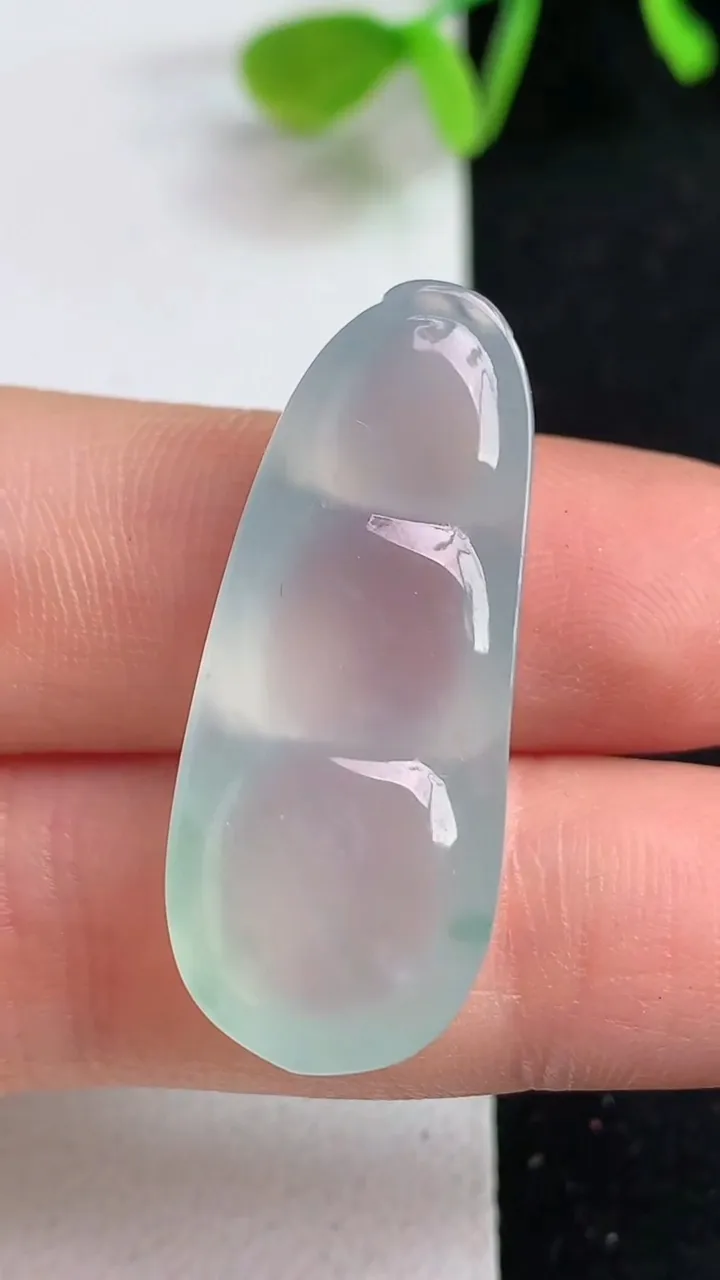 天然A货翡翠白冰福豆镶嵌件，尺寸33-13.7-6.2，重量:4.95g
5月19日