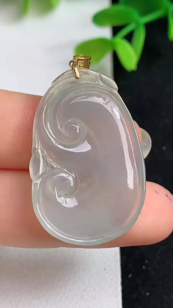 天然A货翡翠白冰如意吊坠，尺寸33-21.8-3.2，重量:4.38g
5月19日