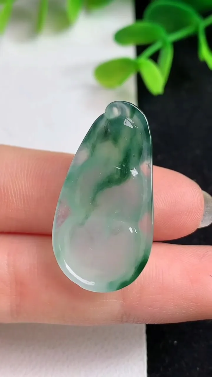 天然A货翡翠飘花福豆吊坠，尺寸32.3-17-6，重量:5.47g
5月19日