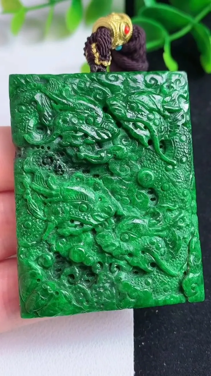 天然A货翡翠九龙至尊 龙牌吊坠，尺寸54-41.7-9.2，重量:59.40g
5月19日