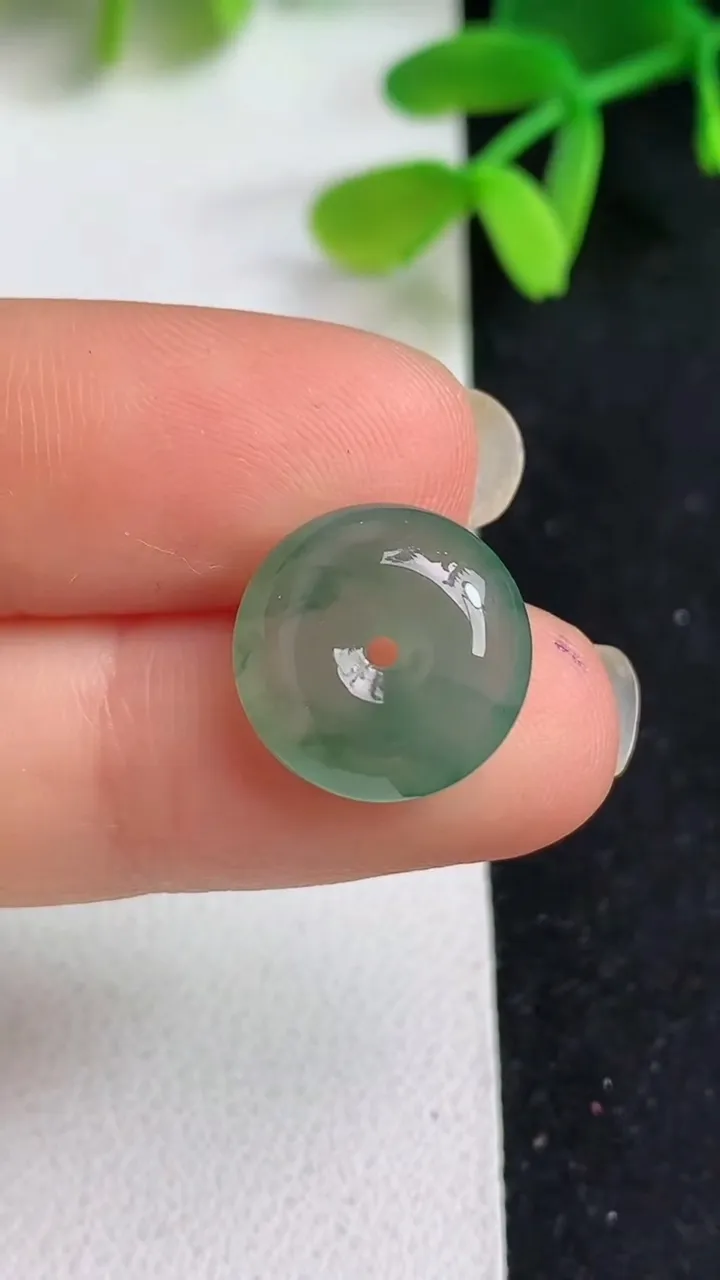 天然A货翡翠飘花平安扣吊坠，尺寸13.5-5.6，重量:2.08g
5月19日