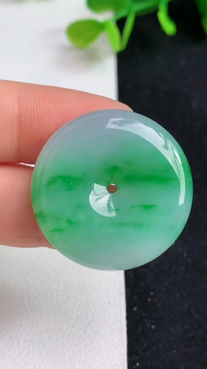 天然A货翡翠平安扣吊坠，尺寸28.2-5.8，重量:10.30g
5月19日
