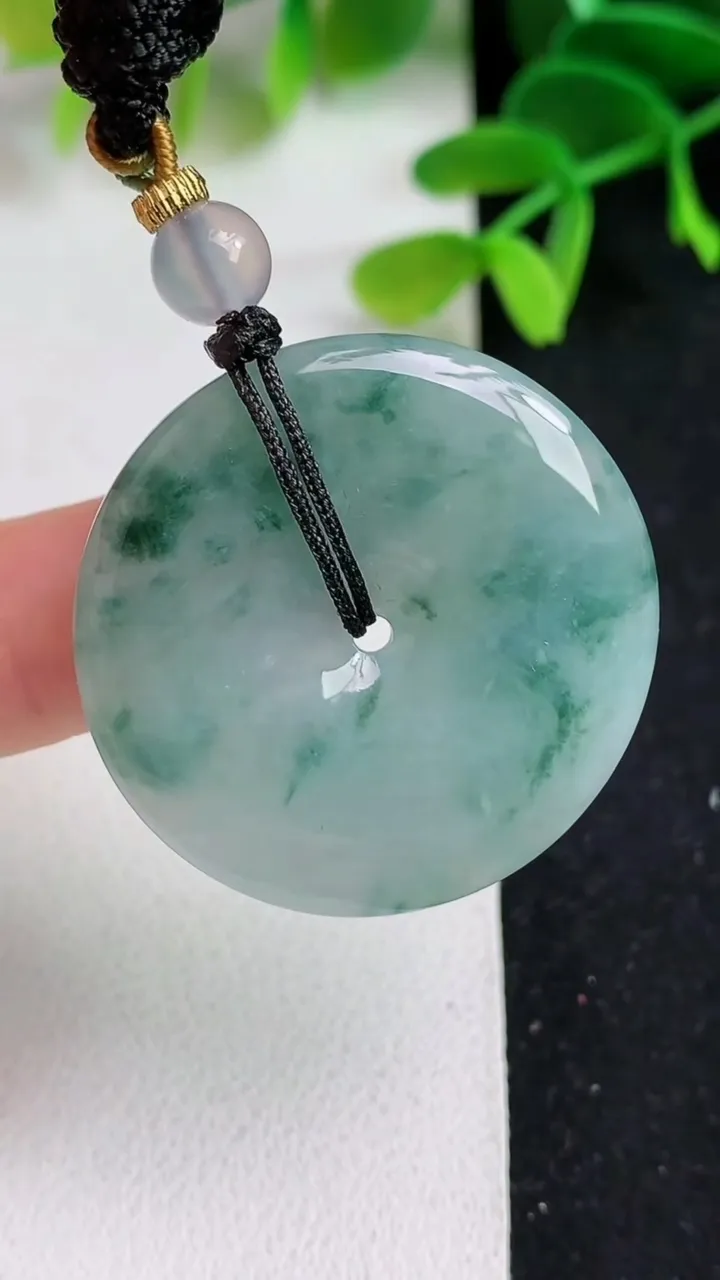 天然A货翡翠飘花平安扣吊坠，尺寸32.8-5.2，重:12.19g
5月19日