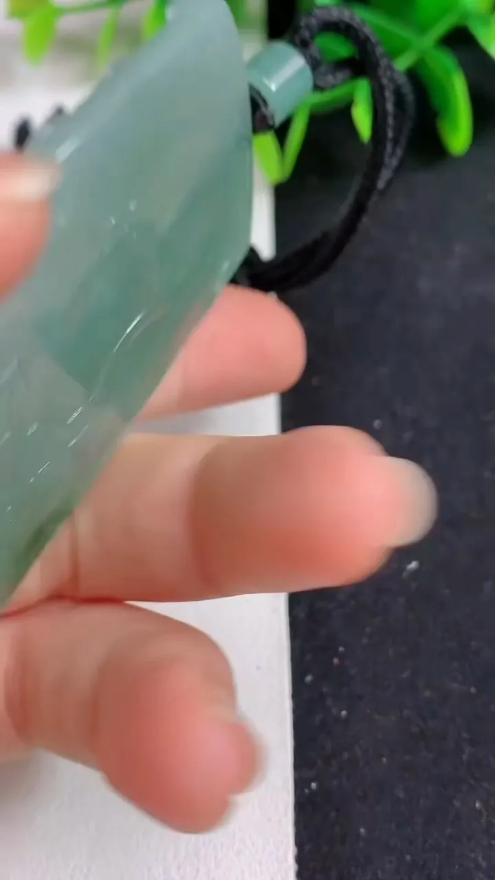 天然A货翡翠大日如来吊坠，尺寸66.7-39-5.4，重量:38.60g
5月19日
