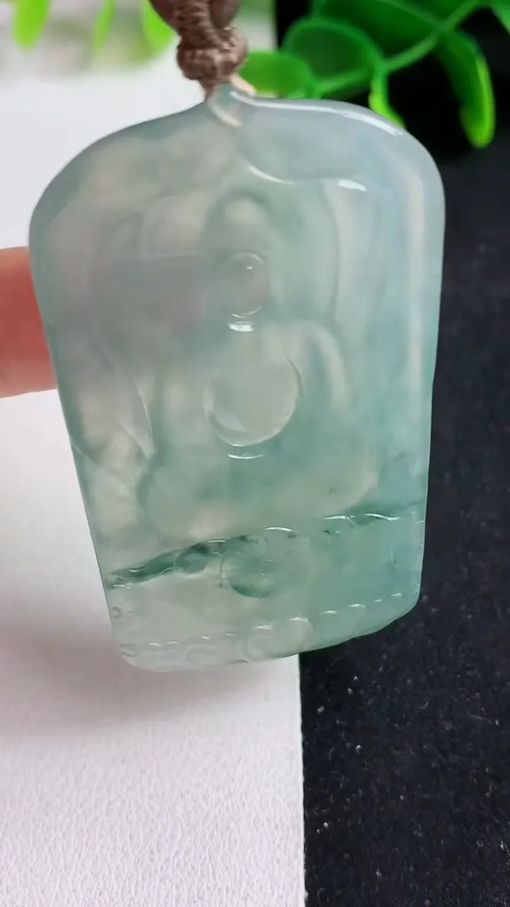 天然A货翡翠飘花素衣观音吊坠，尺寸57.7-33.4-5.8，重量:30.00g
5月19日