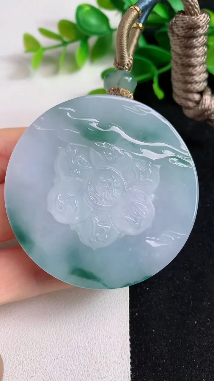 天然A货翡翠飘花文殊菩萨吊坠，尺寸55-12，重量:90.10g
5月19日