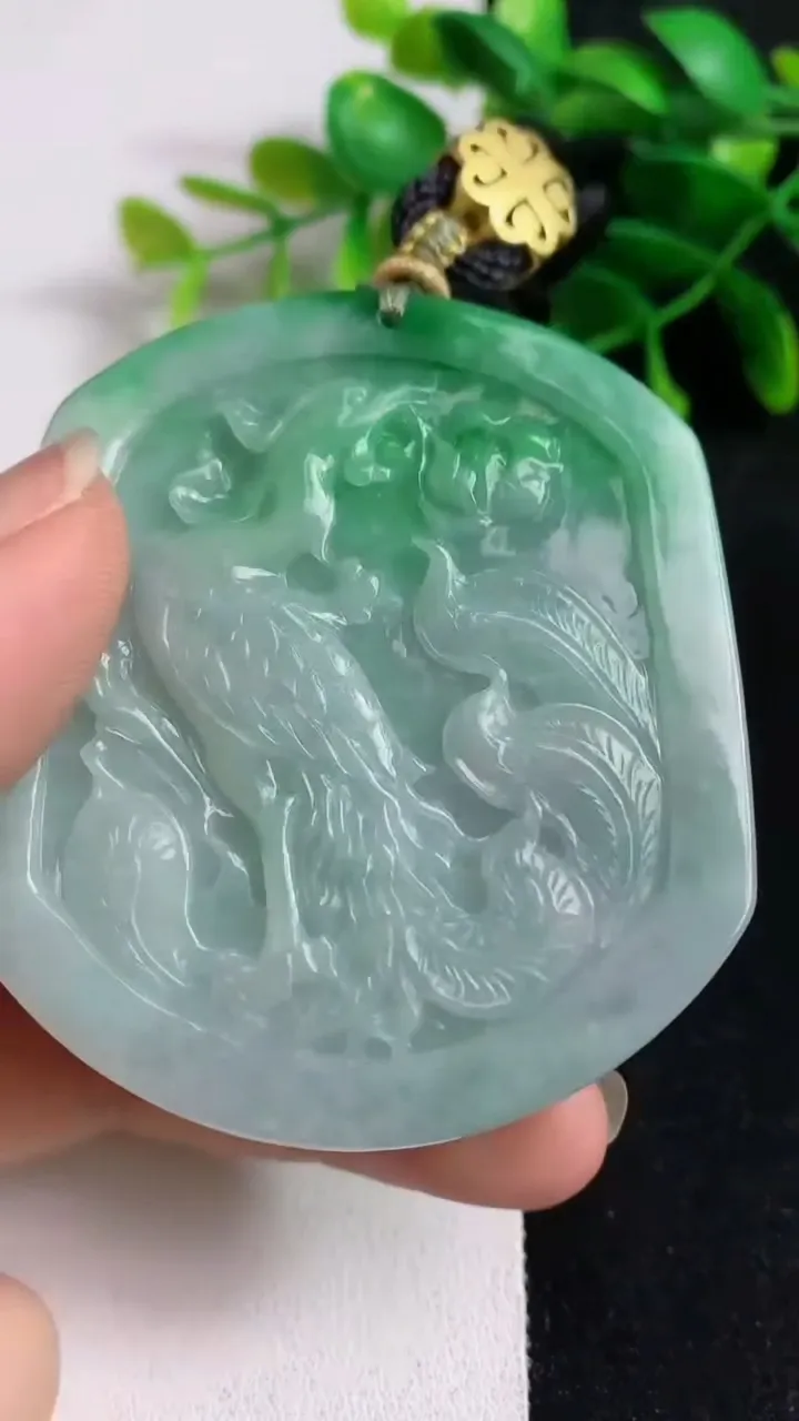 天然A货翡翠龙牌吊坠，尺寸59-52-13.5，重:79.14g
5月19日