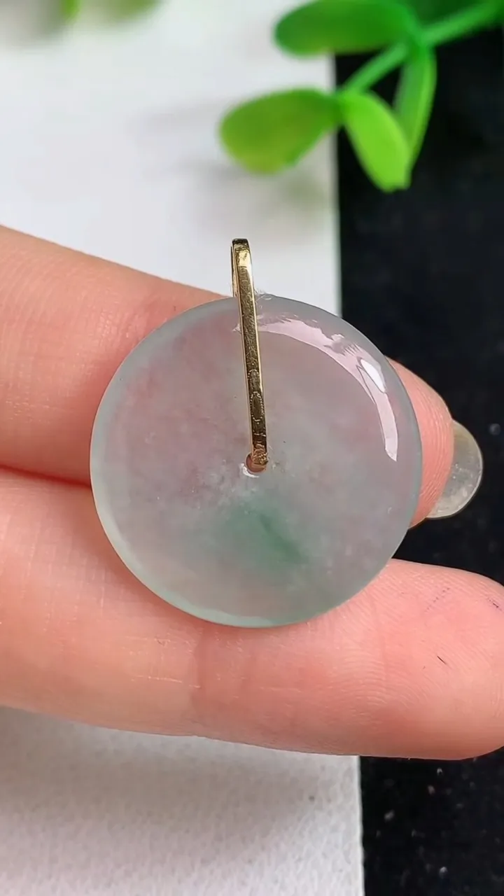天然A货翡翠平安扣吊坠，尺寸21.3-3.6，重量:3.73g
5月19日