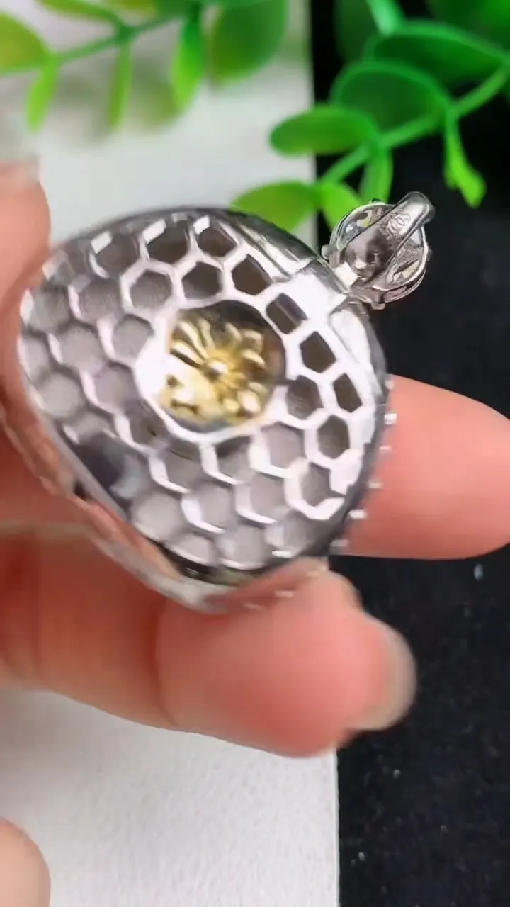 天然A货翡翠凤凰吊坠，尺寸35-30.8-11，裸石22.5-26.5，重量:15.96g
5月19日
