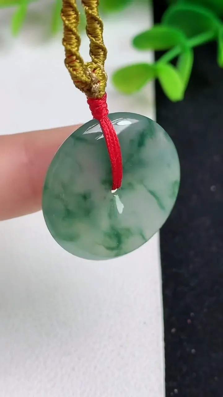 天然A货翡翠飘花平安扣吊坠，尺寸25-5，重:6.41g
5月19日