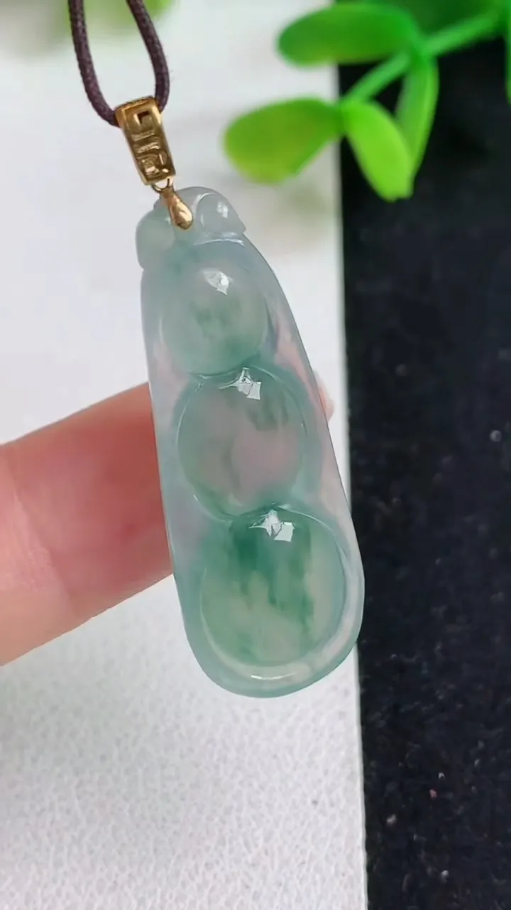 天然A货翡翠飘花福豆吊坠，尺寸34.3-12.3-6，重量:4.65g
5月19日