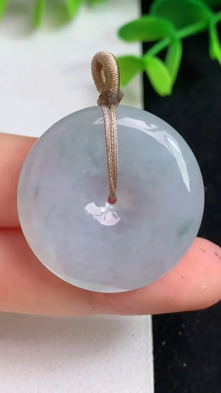 天然A货翡翠白冰平安扣吊坠，尺寸30.6-5.4，重量:11.06g
5月19日