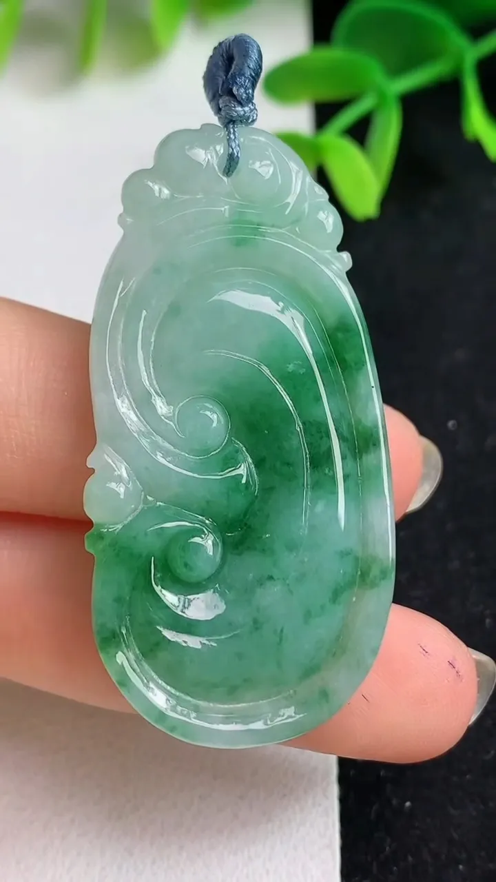 天然A货翡翠如意吊坠，尺寸47-23.5-6，重量:12.89g
5月19日