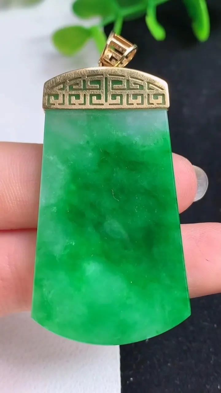 天然A货翡翠无事牌吊坠，尺寸48-26.5-3.7，重量:16.17g
5月19日