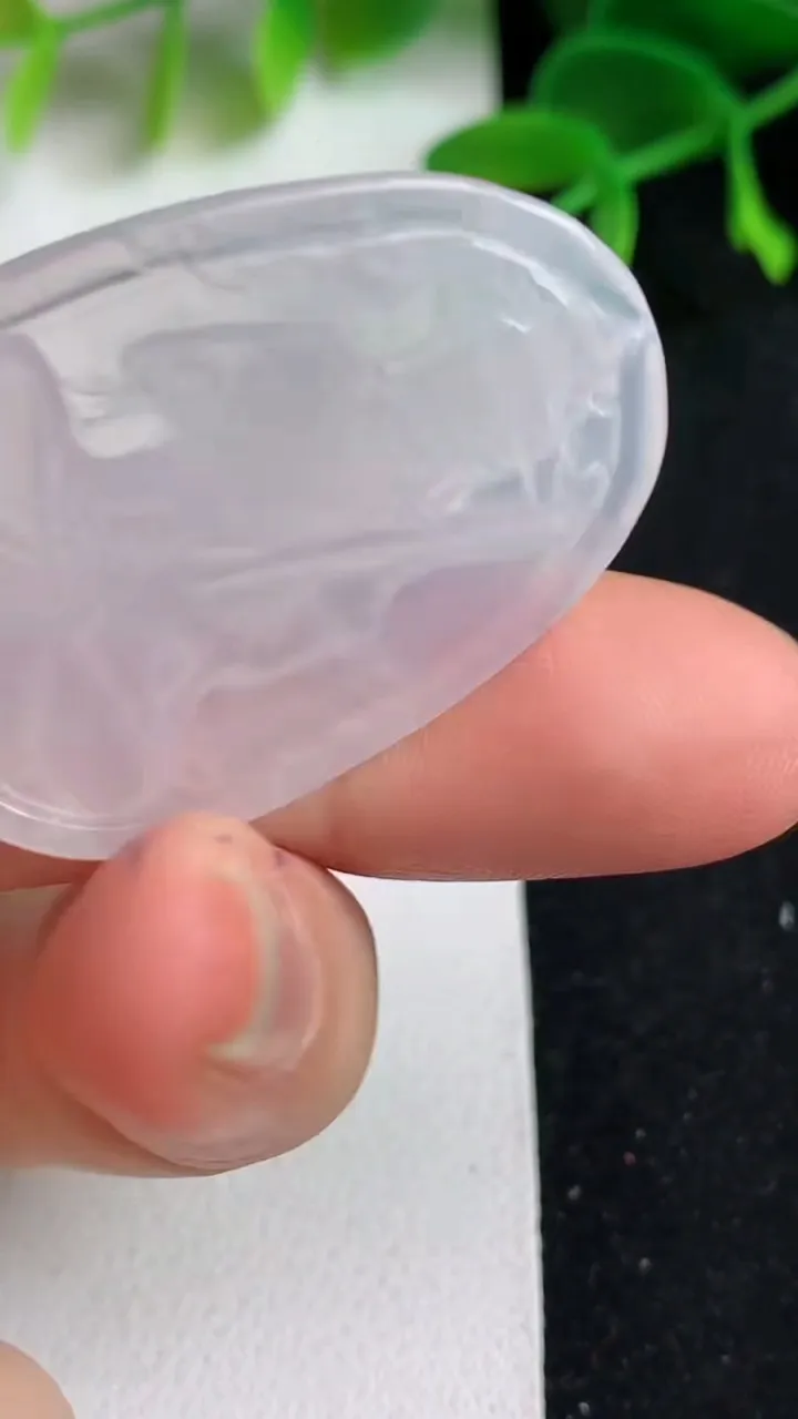 天然A货翡翠白冰虚空藏观音菩萨吊坠，尺寸36.5-25.6-3.5，重量:5.83g
5月19日