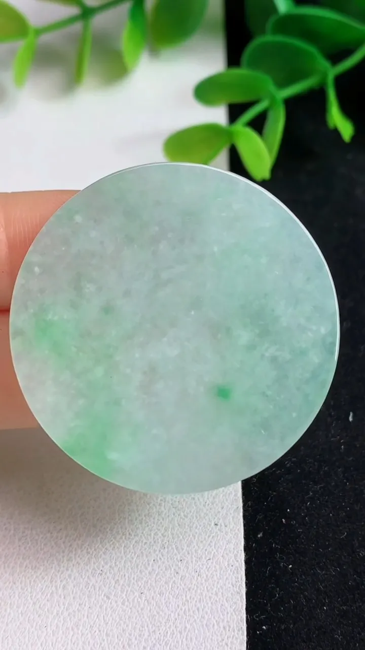 天然A货翡翠无事牌吊坠，尺寸40.6-2.6，重量:11.70g
5月19日