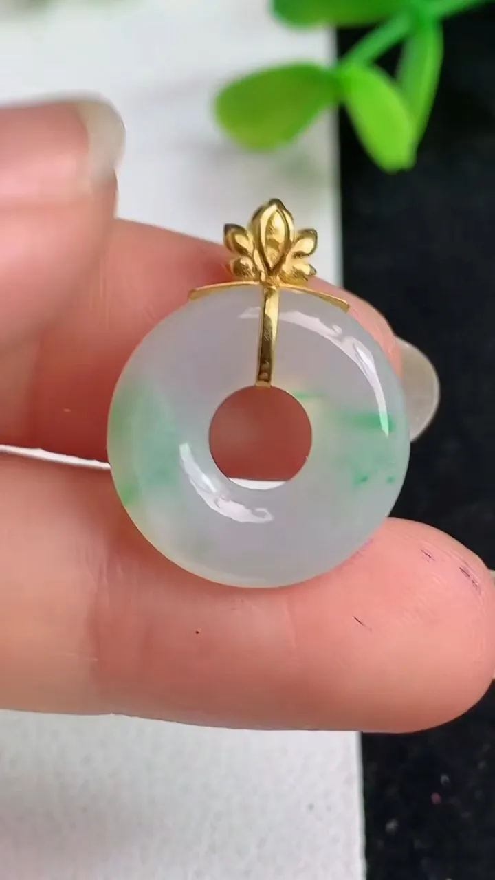 天然A货翡翠平安环吊坠，尺寸17.6-3.6，重量:2.31g
5月19日